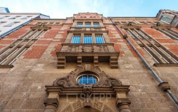 Historisches Bürogebäude in der Französische Str. 12, Berlin Mitte, perfekt gelegen um eine Bürofläche zu mieten.