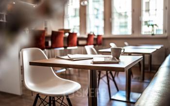 Moderner Büroraum in Berlin-Mitte, Französische Str. 12 mit stilvollen Möbeln, ideal für Bürofläche mieten, ausgestattet mit Schreibtischen und Stühlen in einem gut beleuchteten Raum.