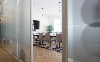 Helles Büro in Berlin Mitte, Französische Str. 12, ausgestattet mit Konferenztisch und Stühlen, ideal für Meeting-Bereiche. Perfekt, um in Berlin eine Bürofläche zu mieten.