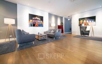 Gemütlicher Büroraum in Berlin Mitte, Französische Str. 12. Ideal zum Büroraum mieten, bietet komfortable Sitzgelegenheiten und einladende Dekoration.