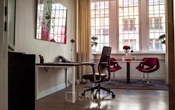 Modernes, funktionales Büro in Berlin Mitte, Französische Str. 12, ideal zum Büroraum mieten, mit Schreibtischen und Meeting-Ecke.