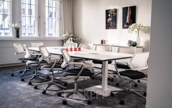 Moderne Bürofläche mieten in Berlin Mitte, Französische Str. 12 mit stilvollem Konferenzraum und eleganter Einrichtung, ideal für produktive Meetings.