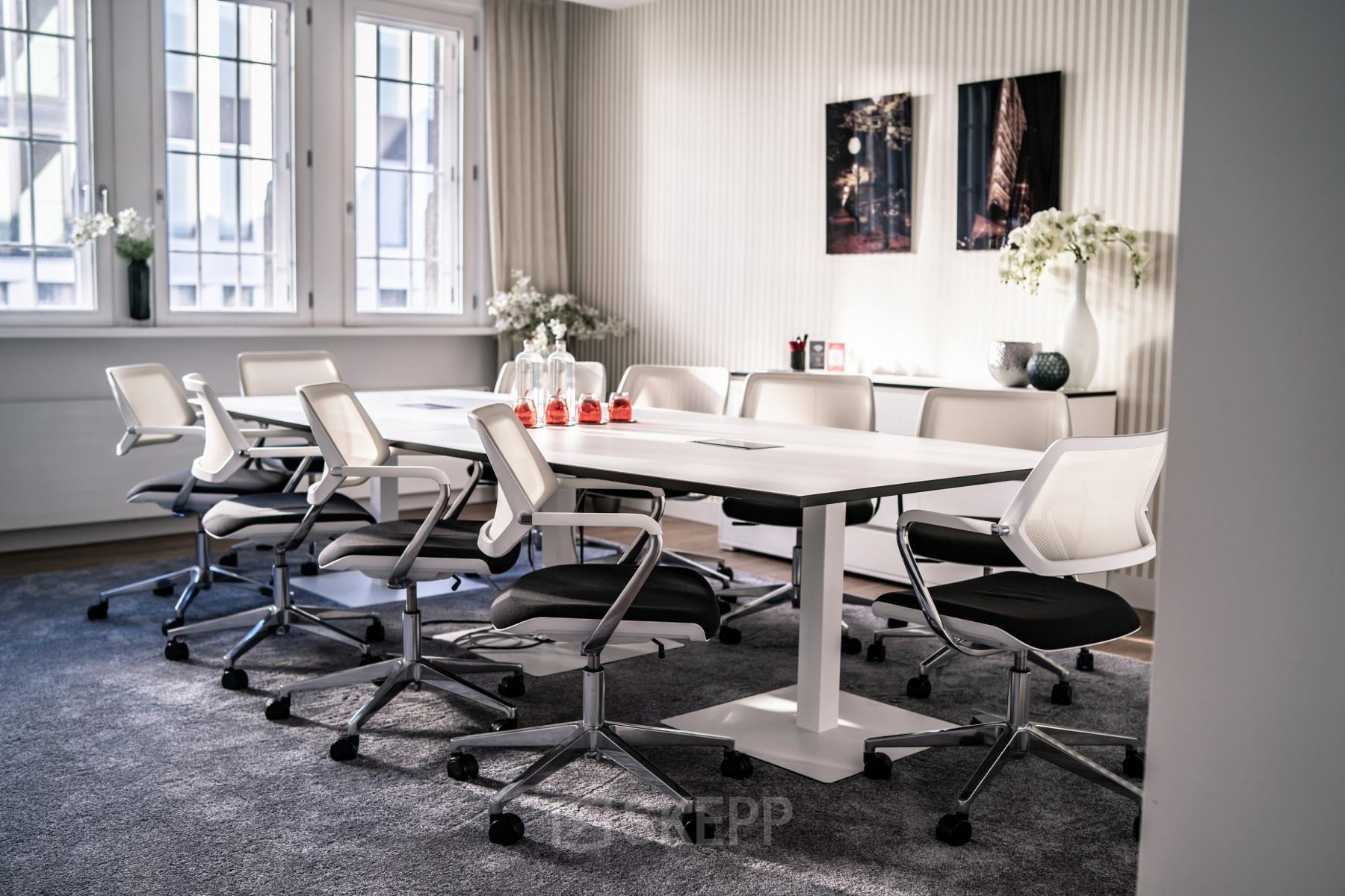 Moderne Bürofläche mieten in Berlin Mitte, Französische Str. 12 mit stilvollem Konferenzraum und eleganter Einrichtung, ideal für produktive Meetings.