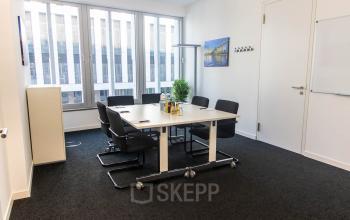 Bürogebäude mit großem Besprechungsraum in Berlin Moabit