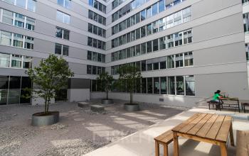 Sonniger Innenhof im Bürogebäude in Berlin Moabit 