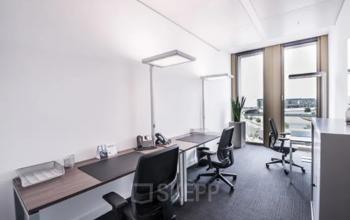 Büroraum mieten in der Rahel-Hirsch-Straße 10, Berlin Moabit. Moderne und helle Bürofläche mit mehreren Arbeitsplätzen ausgestattet.