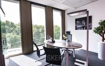 Modernes Büro in der Rahel-Hirsch-Straße 10 in Berlin Moabit mit großen Fenstern und stilvoller Einrichtung. Perfekt zum Büro mieten.