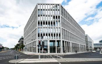 Modernes Bürogebäude an der Rahel-Hirsch-Straße 10 in Berlin Moabit, ideal um Büroflächen zu mieten.