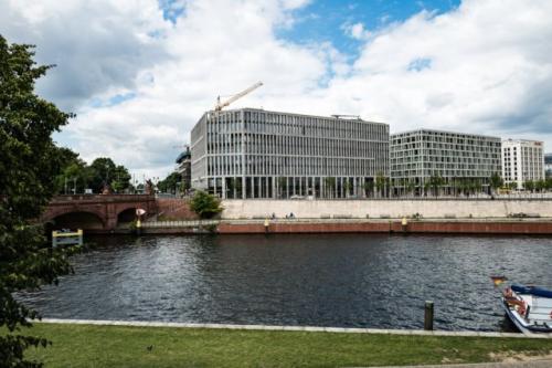 Außenansicht vom Bürogebäude in Berlin Moabit an der Spree