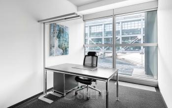 Möbliertes Büro zur Miete am Europaplatz 2, Berlin Moabit, mit Schreibtisch, Stuhl und Fenster mit Ausblick.