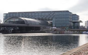 Außenansicht des Bürogebäudes am Europaplatz 2 in Berlin Moabit. Büro mieten in moderner Umgebung nahe am Wasser.