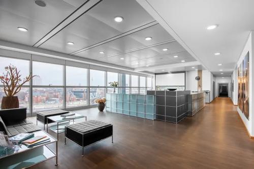 Modernes Büro am Europaplatz 2 in Berlin Moabit mit Glaswänden und städtischem Ausblick, moderne Einrichtung.