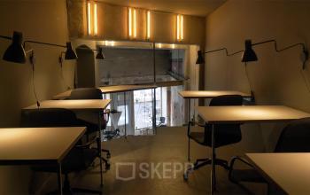 Beeindruckende Arbeitsplätze zur Miete im Bürogebäude in Berlin