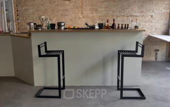 Stilvolle Bar im Bürogebäude in Berlin, Neukölln