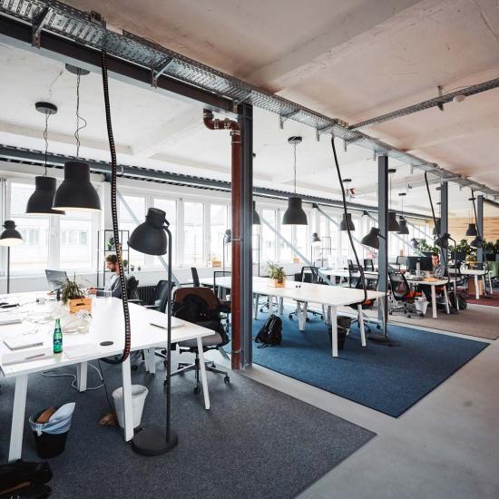 coole büroräume raumteiler moderner coworkingbereich in großem büroraum mit viel lichteinfall büro mieten berlin gratis informieren und vergleichen skepp coole büroräume raumteiler moderner coworkingbereich in großem büroraum mit viel lichteinfall büro mieten berlin gratis informieren und vergleichen skepp
