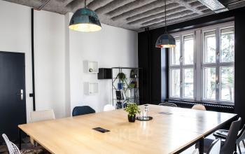 Hochmoderner Konferenzraum hochwertig eingerichtet