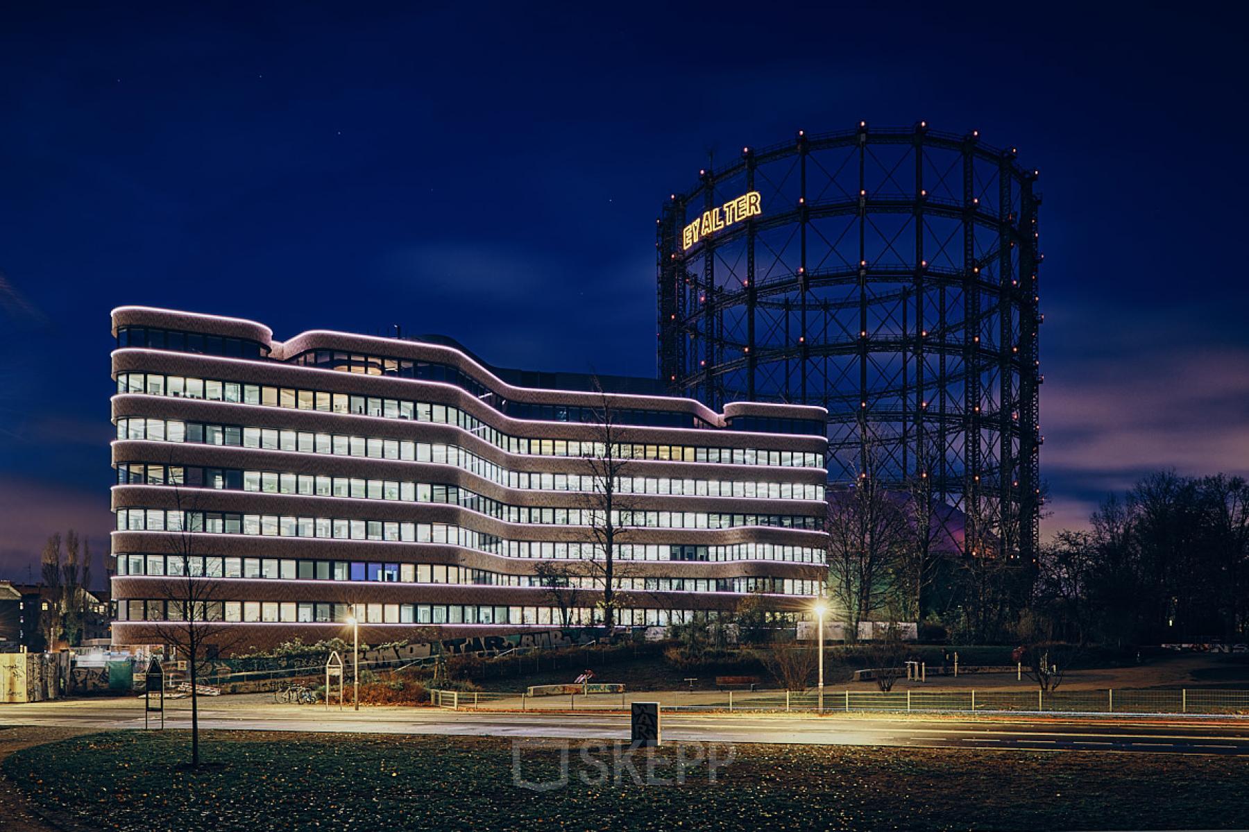 Nachtaufnahme des EUREF-Campus 22 in Berlin Schöneberg, ideal zum Büro mieten.