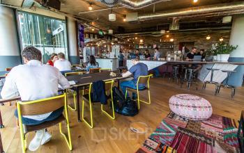 Arbeitsplatz mieten im kreativen Coworking Bereich am Kemperplatz in Berlin Tiergarten