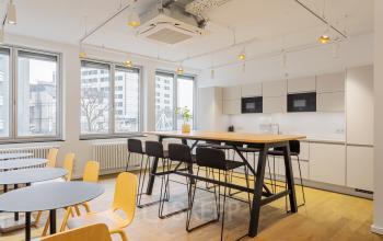 Modernes Büro in der Nürnberger Straße 8, Berlin Tiergarten mit hellen Räumen und maßgeschneiderter Möblierung, optimal für Geschäftsaktivitäten. Büro mieten in Berlin.