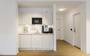 Kompakte Küchenzeile im Büro in der Nürnberger Straße 8, Berlin Tiergarten, perfekt für kurze Pausen bei der Arbeit.