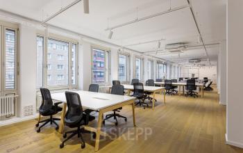 Moderne Bürofläche mieten in der Nürnberger Straße 8, Berlin Tiergarten, mit großen Fenstern und Holzböden.