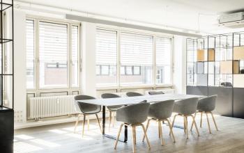 Helles und geräumiges Büro in der Nürnberger Straße 8, Berlin Tiergarten, ausgestattet mit modernen Möbeln und großen Fenstern.