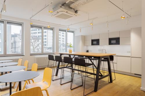 Modernes Büro in der Nürnberger Straße 8, Berlin Tiergarten mit hellen Räumen und maßgeschneiderter Möblierung, optimal für Geschäftsaktivitäten. Büro mieten in Berlin.