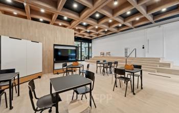 Moderner Arbeitsbereich zur Bürofläche mieten in der Weltpoststrasse 5, Bern. Flexibel gestaltet mit einzelnen Tischen und Stühlen, ideal für Meetings und Kreativarbeit.