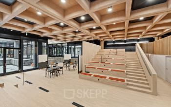 Moderne offene Bürofläche mieten in Bern, Weltpoststrasse 5, mit flexiblen Arbeitsbereichen und großflächigen Fenstern für viel Tageslicht.