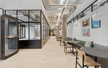 Helle Bürofläche zur Miete in Bern, Weltpoststrasse 5, mit modernen Glastrennwänden und schlichten Möbeln für flexible Arbeitsbereiche.