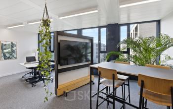 Helles Büro in Bern, Weltpoststrasse 5, mit moderner Einrichtung und Pflanzen. Perfekt, um Büroraum zu mieten für kreative Arbeitsprozesse.