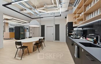 Moderner Büroraum zur Miete in der Weltpoststrasse 5, Bern, mit stilvoller Küche und gemütlichem Sitzbereich.