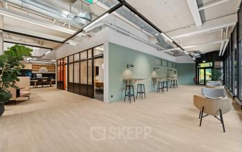 Moderner Büroraum mit hellen Holzböden und Akzentwänden in Bern, ideal zum Büro mieten.