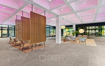 Modernes Büro in Bern an der Weltpoststrasse 5 mit flexiblen Arbeitsbereichen und stilvollen Trennwänden. Ideal für Unternehmen, die Bürofläche mieten möchten.