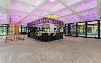 Modernes Büro in Bern, Weltpoststrasse 5 mit einladender Empfangsfläche und attraktiver Gestaltung. Perfekt zum Büroraum mieten.