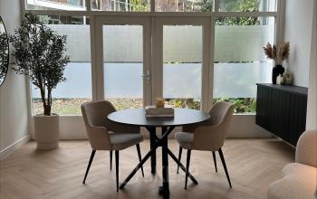 Bright office space to rent at Sophiastraat 40 40 in Breda Centrum-Station, featuring a cozy seating area with a table and chairs, ideal for meetings or discussions.