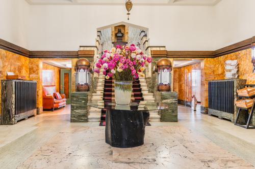 Spacious and elegant office entrance at Ceresstraat 13, Breda Centrum-Station with marble floors and a central floral display. Ideal for those looking to rent office space with a touch of sophistication.