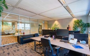 Bright office space rental in Westboek 36-66, Breda Noord-West, featuring modern workstations, glass partitions, and greenery for a fresh working atmosphere.