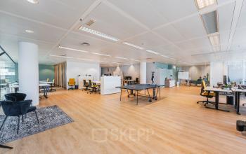 Spacious and modern open floor plan at Heerbaan 14, Breda Oost-Brabantpark, featuring sleek workspaces and a stylish lounge area ideal for office space rental.
