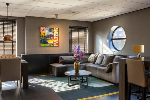 Furnished office space with a comfortable lounge area and modern decor, ideal for rent in Breda Oost-Brabantpark at Takkebijster 57A.