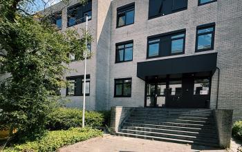 Exterior view of an office building at Druivenstraat 25-31 in Breda Oost, showcasing modern architecture with potential office space rental.