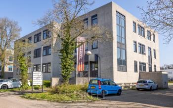 Exterior view of the office building at Druivenstraat 25-31 in Breda Oost, ideal for office space rental.