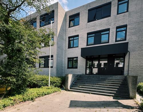 Exterior view of an office building at Druivenstraat 25-31 in Breda Oost, showcasing modern architecture with potential office space rental.