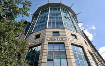 Beeindruckende Außenansicht des Bürogebäudes in Bremen Flughafen