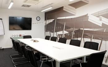 sala konferencyjna w biurowcu