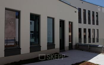 widok biurowca z zewnątrz