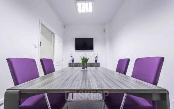 Umeblowana sala konferencyjna w biurze na wynajem przy Placu Solnym 15, Wrocław Stare Miasto. Nowoczesne rozwiązania idealne dla dynamicznych spotkań biznesowych.