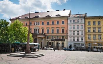 Malowniczy Plac Solny 15, Wrocław Stare Miasto z otaczającymi kamienicami, idealne miejsce na biura do wynajęcia, łączące historyczny urok z miejskim stylem.