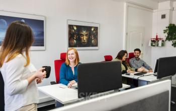 Nowoczesne powierzchnie biurowe na wynajem przy Placu Solnym 15 w Wrocławiu Starym Mieście, z dynamicznym zespołem pracującym przy biurkach.