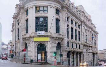 Exterior view of office building at Koloniënstraat / Rue des Colonies 11, Brussels Center, available for office space rental.